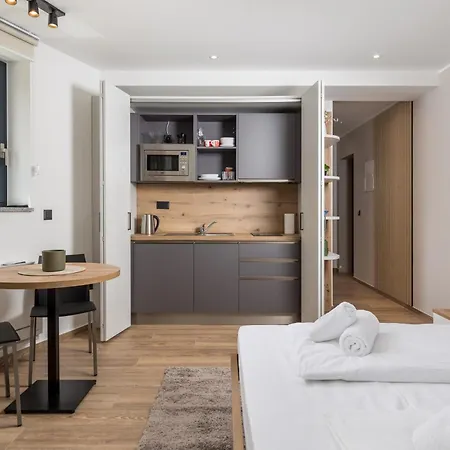 Belinda With Balcony דירה