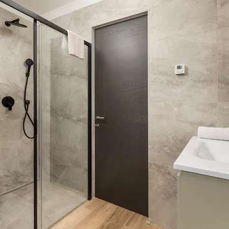 Belinda With Balcony אופטיה