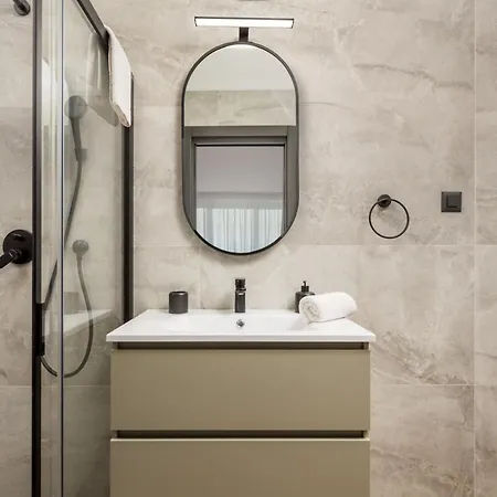 Belinda With Balcony אופטיה