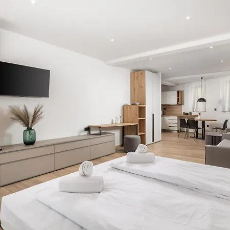 Belinda With Balcony אופטיה