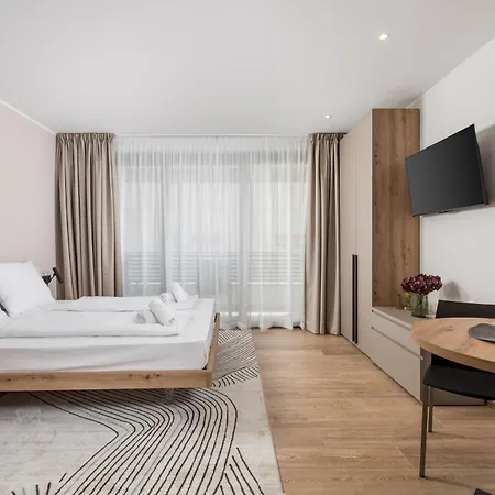 Belinda With Balcony אופטיה