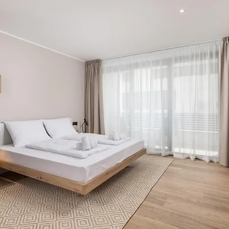 Belinda With Balcony אופטיה